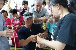 石雕博物館「竹編手環體驗課程」歡笑聲不斷