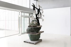 藝術家李霽其大型裝置作品《Touch》與昌展石業的山形蛇紋石結合，寓意石中迸出生命的意象。