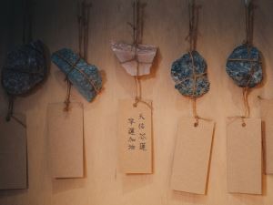  玩砳互動體驗區：邀請民眾寫下自己的願望，挑選專屬的祈願石，一同為花蓮加油