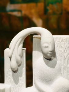 白色石雕作品的另一角度