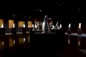 石雕作品，與畫作一同於展場陳列